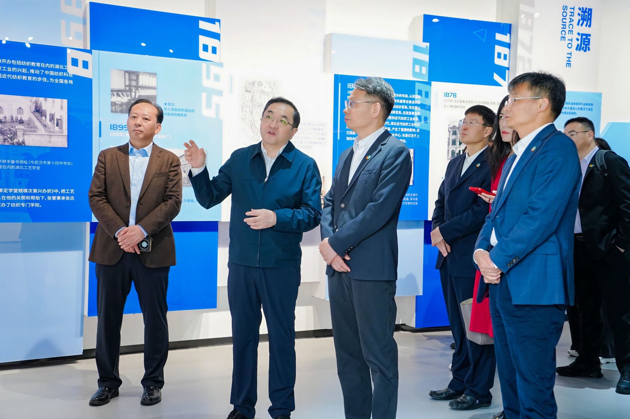 推动科技创新和产教融合发展举行座谈交
